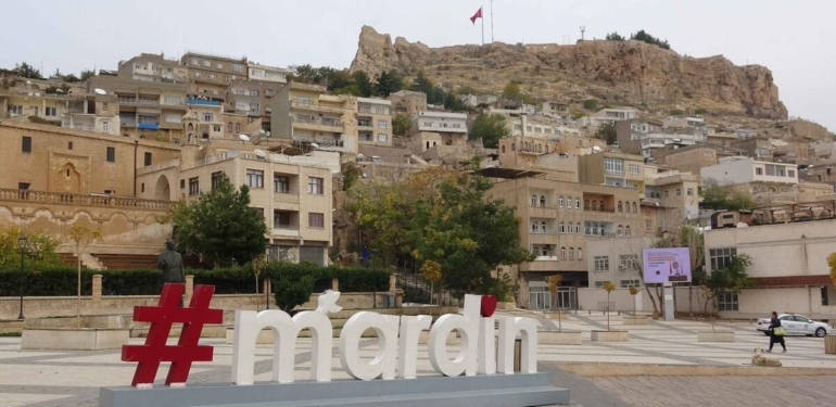Film gibi seyahat: Rus turistler, Madrid yerine yanlışlıkla Mardin'e gönderildi