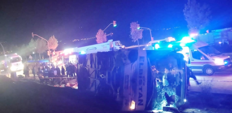 Denizli'de yolcu otobüsü ile kamyon çarpıştı; 12 yaralı