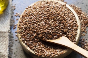 keten-tohumu-ne-kadar-tuketilmeli,-yogurtla-nasil-hazirlanir?-cig-keten-tohumu-ogutulmeden-yenir-mi,-zayiflatir-mi?