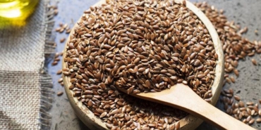 keten-tohumu-ne-kadar-tuketilmeli,-yogurtla-nasil-hazirlanir?-cig-keten-tohumu-ogutulmeden-yenir-mi,-zayiflatir-mi?