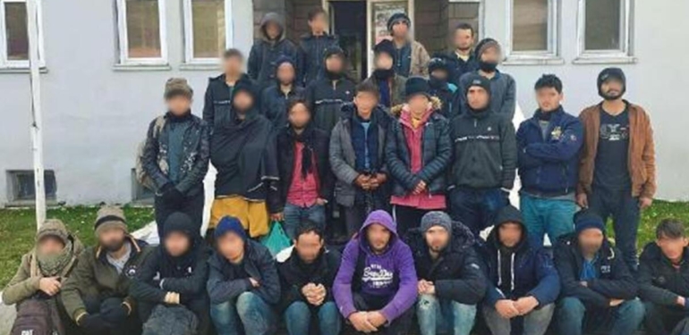 Bitlis'te, arazide 28 kaçak göçmen yakalandı