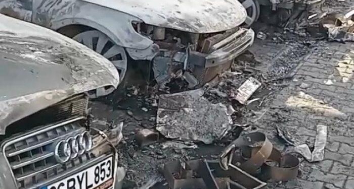 Oto galeride çıkan yangında 6 araç kullanılamaz hale geldi