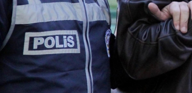 Türk lirasını yırtarak paylaşımda bulunan 2 Finlandiyalıya gözaltı