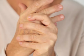 hemen-deneyin!-kucuk-parmaginizda-bu-hareketi-yapamiyorsaniz-inme-ve-alzheimer-riski-ile-karsi-karsiyasiniz