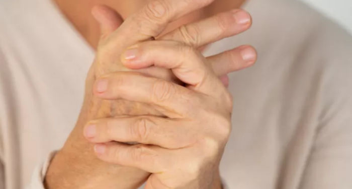 Hemen deneyin! Küçük parmağınızda bu hareketi yapamıyorsanız inme ve alzheimer riski ile karşı karşıyasınız
