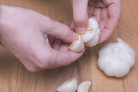 korelilerin-buyuk-iyilesme-sirri!-bas-parmaginiza-sarimsak-sarip-bekleyin…-olacaklara-inanamayacaksiniz