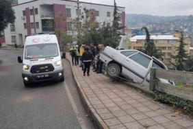 faciaya-ramak-kala,-otomobille-duvarda-askida-kaldilar