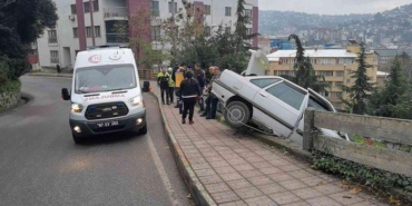 faciaya-ramak-kala,-otomobille-duvarda-askida-kaldilar