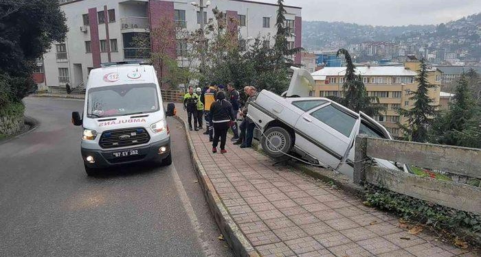 Faciaya ramak kala, otomobille duvarda askıda kaldılar