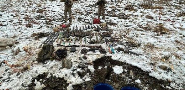 Hakkari'de teröristlere ait silah, mühimmat ve patlayıcı ele geçirildi