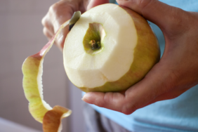 cope-atanlar-bin-pisman!-elma-kabugunun-vucuda-faydalari-duyanlari-sasirtiyor