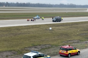 almanya’da-cevreciler,-munih-havalimani’nda-eylem-yapti
