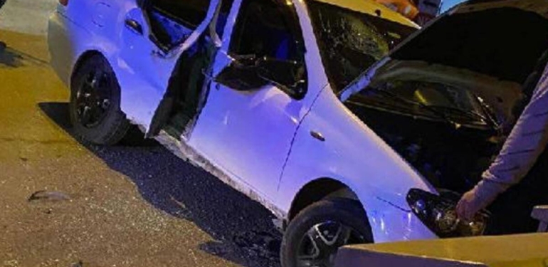 Bayrampaşa’da otomobilin çarptığı direk yayanın üzerine devrildi: 1 ölü