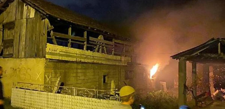 Depremden kurtardığı eşyaları yangında kül oldu