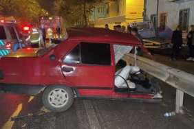 bursa’da-trafik-kazasinda-ikiye-bolunen-otomobilin-surucusu-hayatini-kaybetti