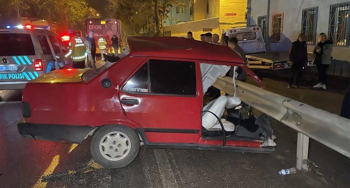 Bursa’da trafik kazasında ikiye bölünen otomobilin sürücüsü hayatını kaybetti