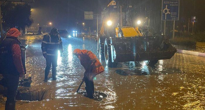 İzmir’in ilçeleri sağanağa teslim oldu