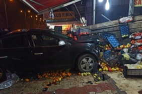 direksiyon-hakimiyetini-kaybetti-markete-daldi:-2-yarali