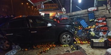 direksiyon-hakimiyetini-kaybetti-markete-daldi:-2-yarali