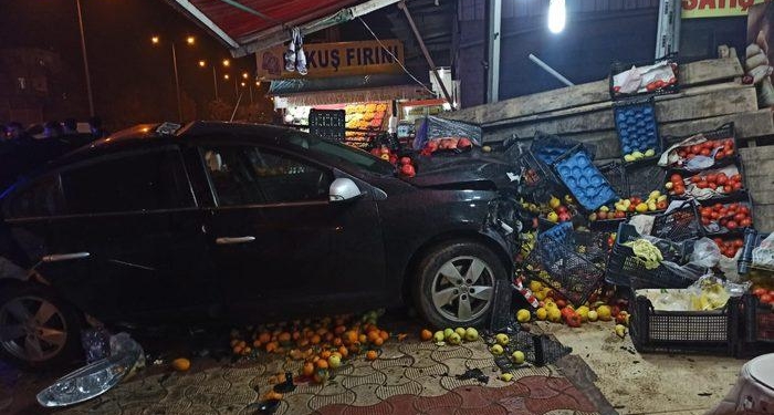 Direksiyon hakimiyetini kaybetti markete daldı: 2 yaralı
