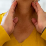 boyun-ve-kulaklara-dikkat!-sislik-varsa-hemen-doktora-basvurun:-kanserin-yaygin-belirtisi