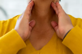 boyun-ve-kulaklara-dikkat!-sislik-varsa-hemen-doktora-basvurun:-kanserin-yaygin-belirtisi