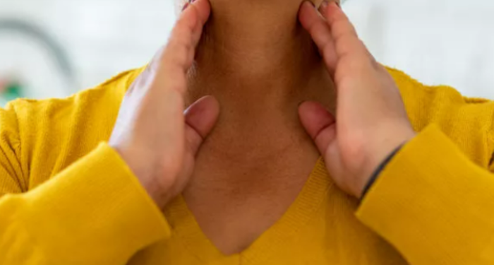 boyun-ve-kulaklara-dikkat!-sislik-varsa-hemen-doktora-basvurun:-kanserin-yaygin-belirtisi