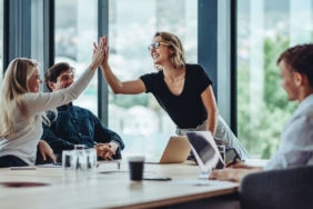 ab,-kadin-ve-erkek-calisanlara-esit-ucrette-anlasti