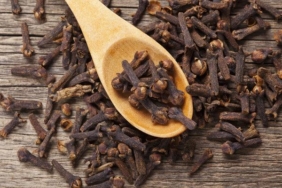 karanfil-nasil-tuketilir,-cignemek-ne-ise-yarar?-karanfil-yutulur-mu,-faydalari-nedir?