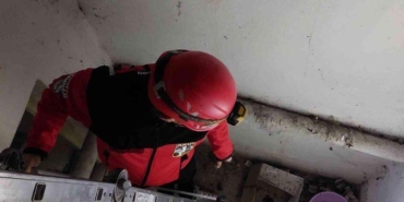 apartman-boslugunda-mahsur-kalan-kediyi-akut-ekibi-kurtardi