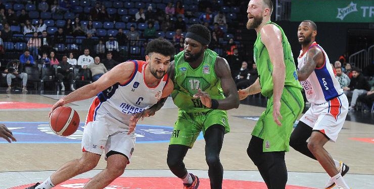 Anadolu Efes'in yıldızları maçı bırakıp penaltıları izledi