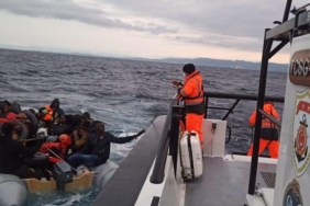 izmir-aciklarinda-59-duzensiz-gocmen-kurtarildi