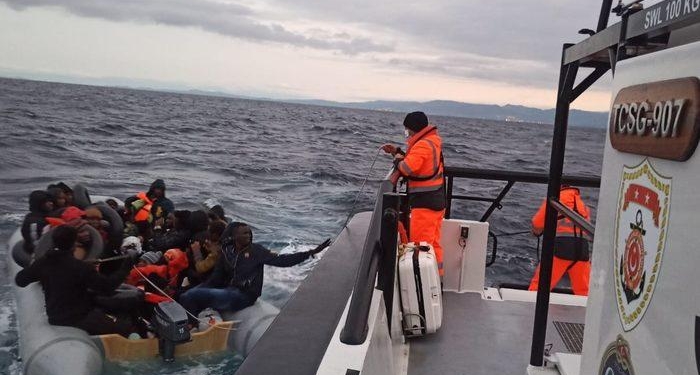 İzmir açıklarında 59 düzensiz göçmen kurtarıldı
