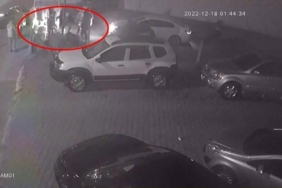 kendi-galerilerinin-onunde-olesiye-darp-edildiler