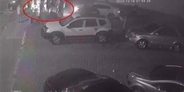 kendi-galerilerinin-onunde-olesiye-darp-edildiler