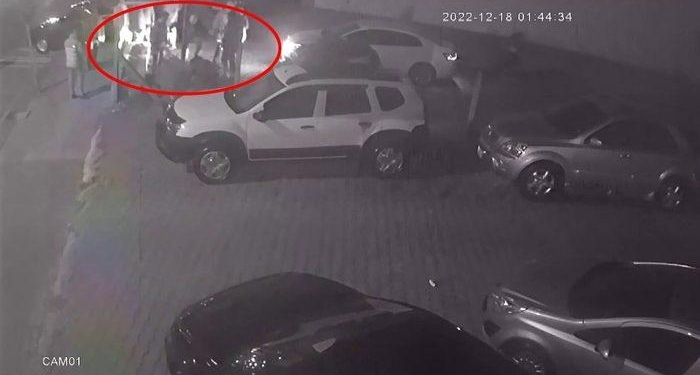 Kendi galerilerinin önünde ölesiye darp edildiler