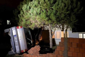 sinop’ta-kontrolunu-kaybeden-otomobil-bahce-duvarina-carpti:-3-yarali