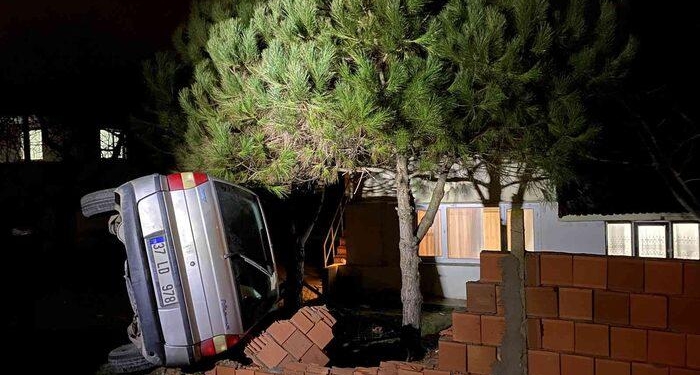 Sinop’ta kontrolünü kaybeden otomobil bahçe duvarına çarptı: 3 yaralı