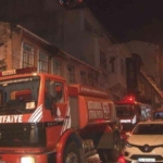 fatih’te-3-katli-ahsap-bina-alev-alev-yandi