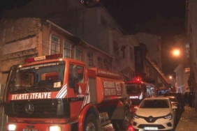 fatih’te-3-katli-ahsap-bina-alev-alev-yandi