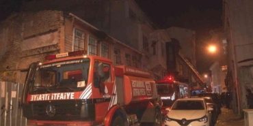 fatih’te-3-katli-ahsap-bina-alev-alev-yandi
