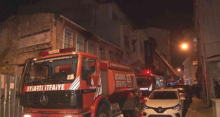 Fatih’te 3 katlı ahşap bina alev alev yandı