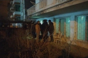 bosanma-asamasindaki-esinin-evinin-onunde-canina-kiydi