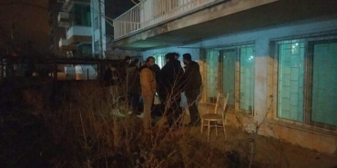 bosanma-asamasindaki-esinin-evinin-onunde-canina-kiydi