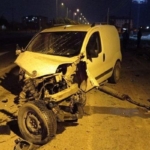 araclarin-hurdaya-dondugu-kazada-3-kisi-yaralandi