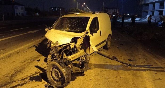Araçların hurdaya döndüğü kazada 3 kişi yaralandı