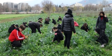 fabrika-gibi-okul:-ogrenciler-hem-ogreniyor-hem-de-para-kazaniyor