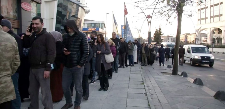 SGK önünde EYT kuyruğu