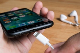 sarj-aleti-olmadan-iphone-satan-apple’a-para-cezasi