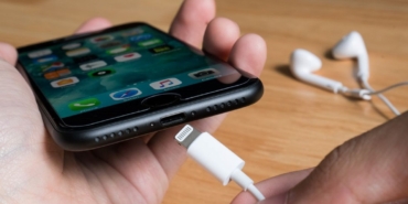 sarj-aleti-olmadan-iphone-satan-apple’a-para-cezasi